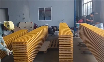 Anglické vydanie o bezpečnom uvedení produktu na pultrudované mriežkové mriež...